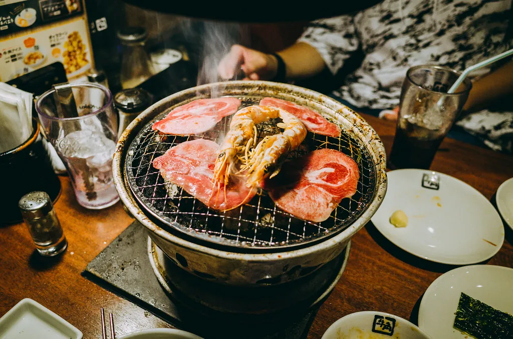 Humo y brasa en la parrilla