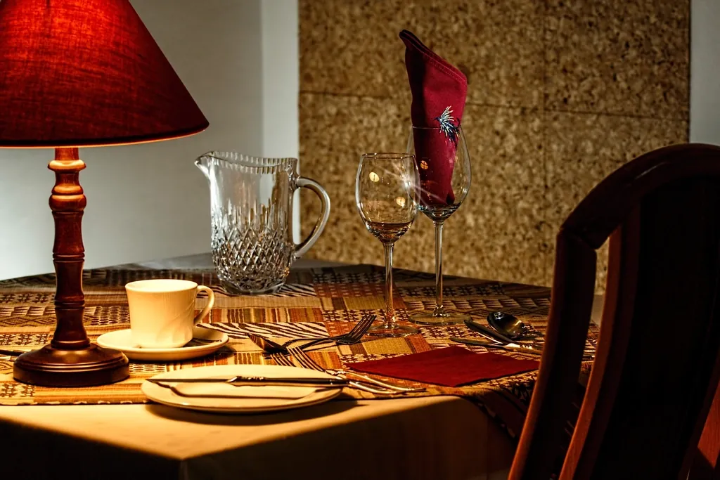 Ambiente del restaurante de noche